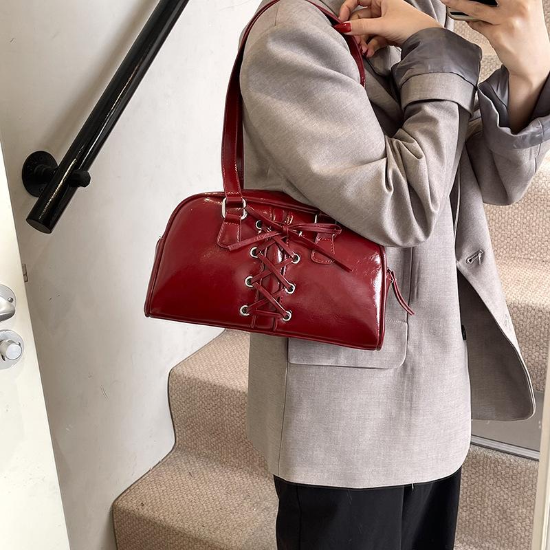 

Premium textured bag women s underarm bag new shoulder bag portable commuter trend pillow bag 29*8*16 красный