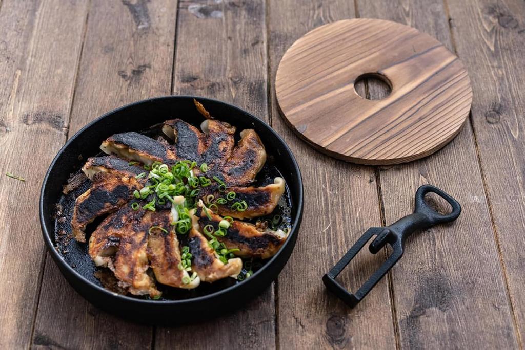 Ikenaga Iron Works Gyoza Iron Pot, 15cm, for Gas Stoves Only, with Handle and Wooden Base, Made in Japan, AGY5501