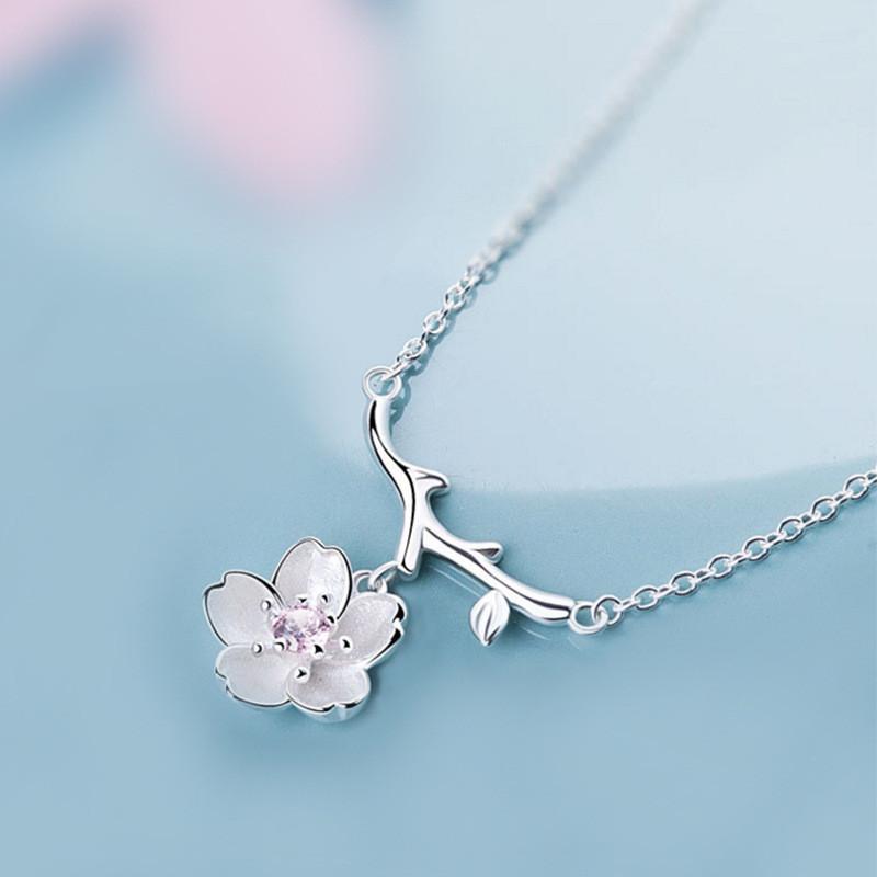 Elegante Suijue Halskette Klassischer Damenstil Schönes Blumendesign Silberschmuck