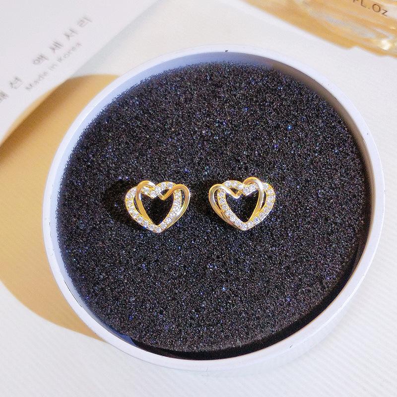 

Двухслойные серьги в форме сердца. Модные простые маленькие серьги. Золотые серьги в форме уха.