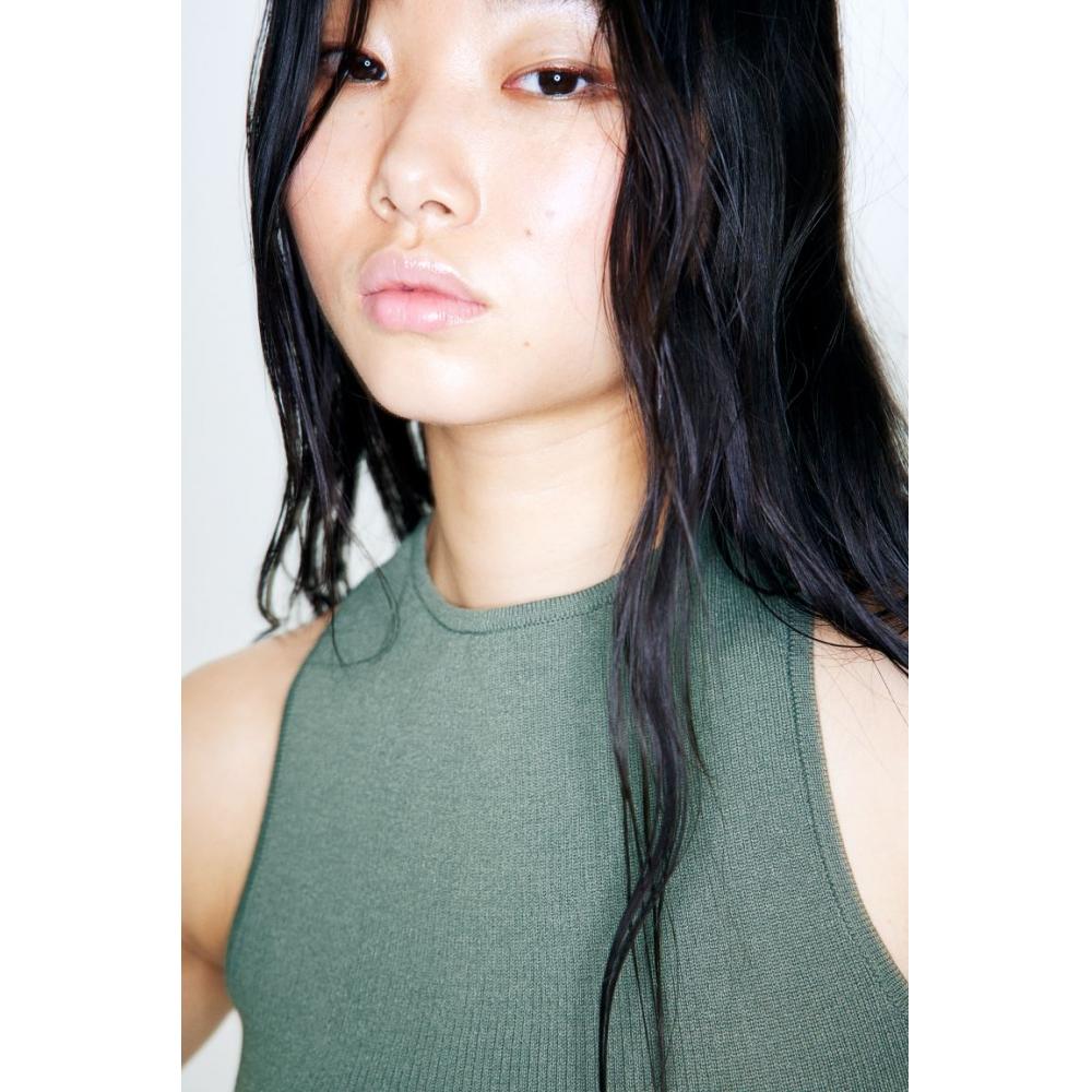 

Вязаный топ без рукавов в рубчик HM с перекрещенной спиной, хаки-зеленый