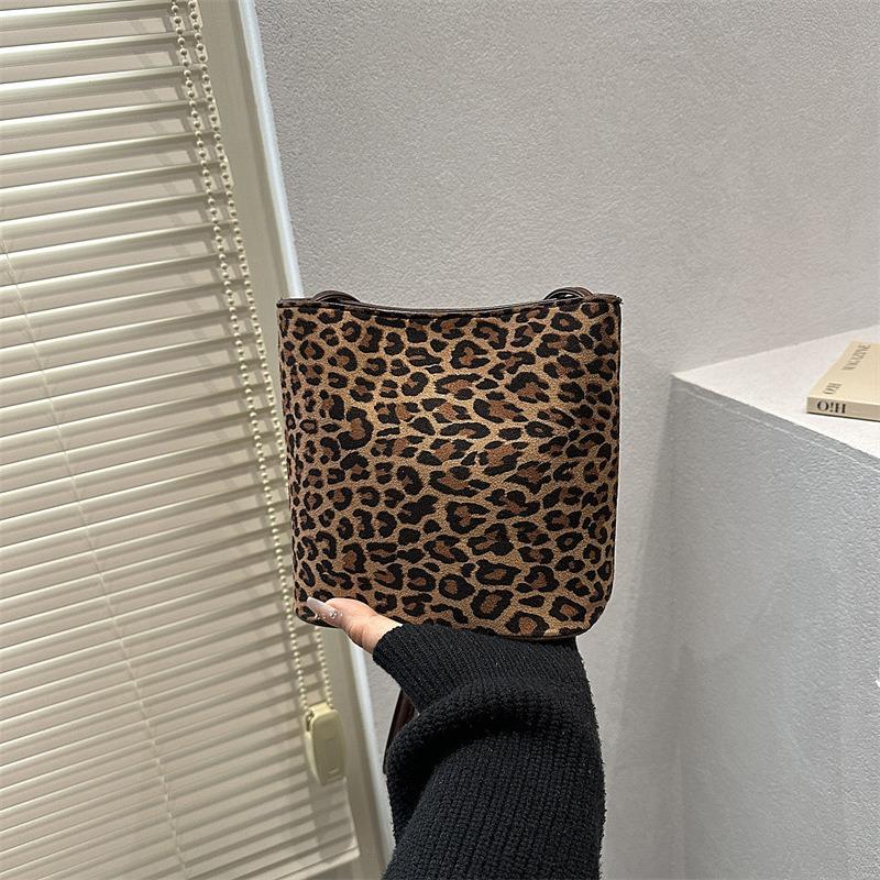 Niche Retro Suede Leopard Print Bag Women's New Fashion Underarm Bag Simple Large Capacity Messenger Bag Bag