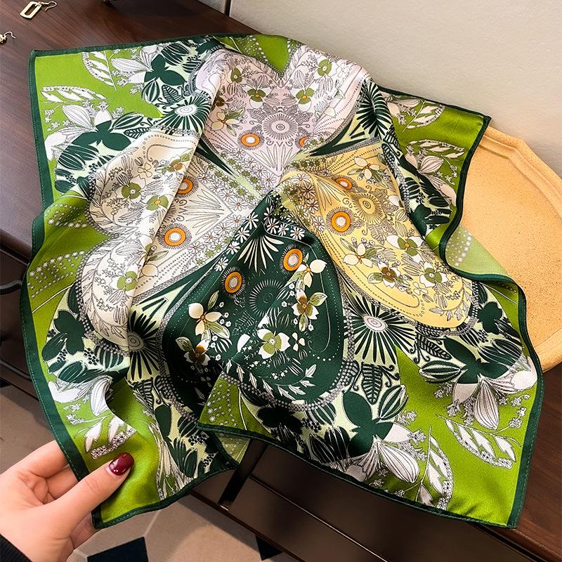 Spring lucky four-leaf clover mulberry silk scarf women s explosion light luxury fashion silk scarf women s plain crepe satin small square scarf 53cm