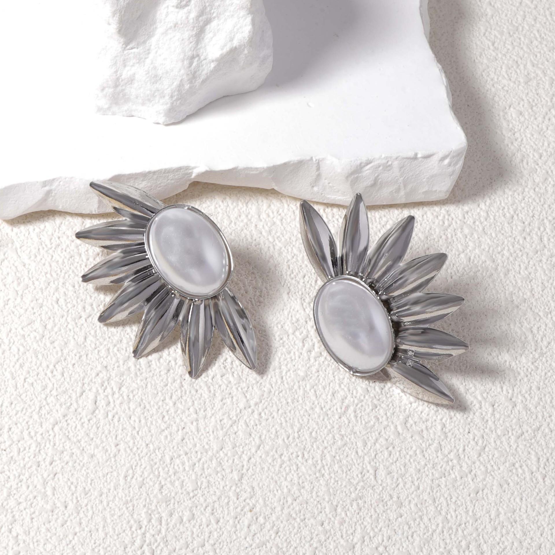 

Fashionable, individual, creative, high-end design sense, pearl-like metal petal stud earrings are versatile and casual