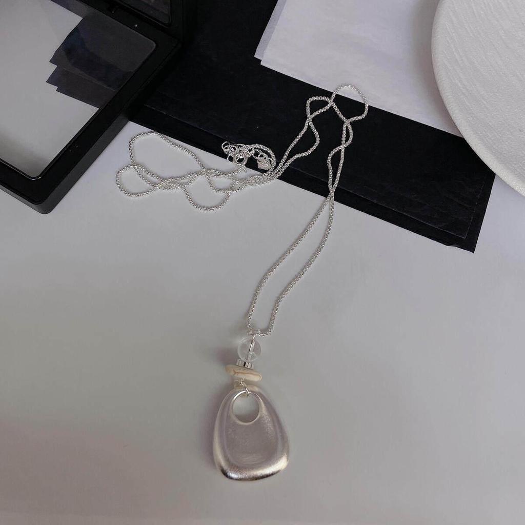 Minimalist Geometric Glossy Pendant Necklace - Simple Design, Light Luxury, High-End Feel Accessory.