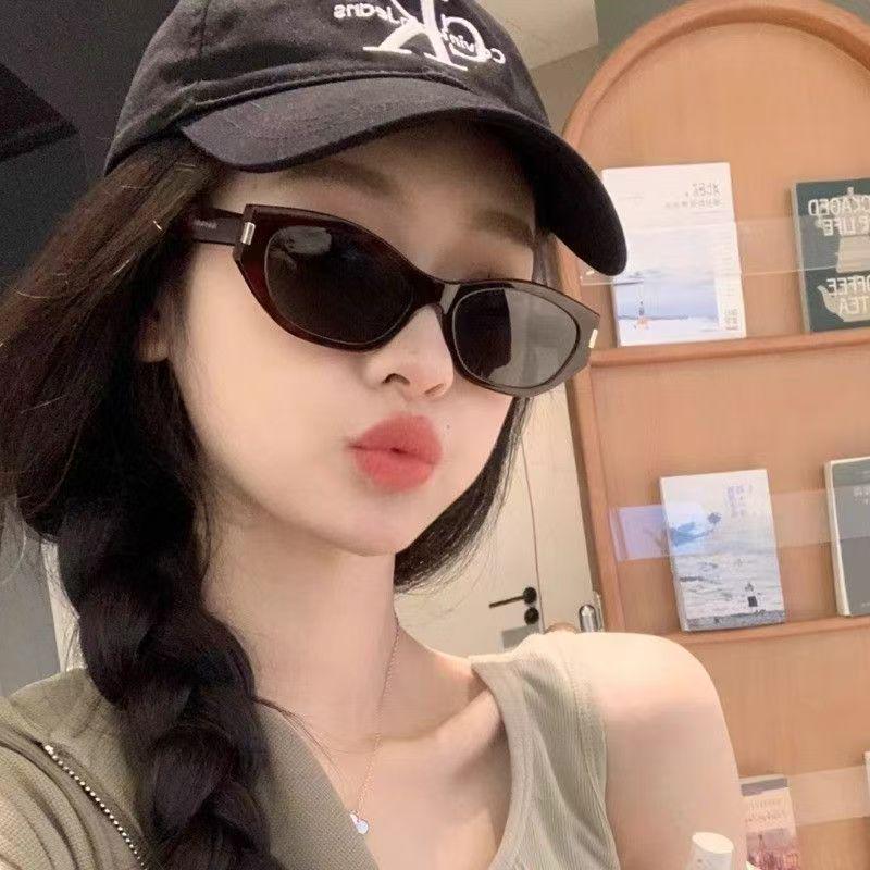 High-End Retro Cat-Eye Sunglasses for Women - Small Frame, UV Protection, Perfect for Round Faces, European & American Style Sunshades.