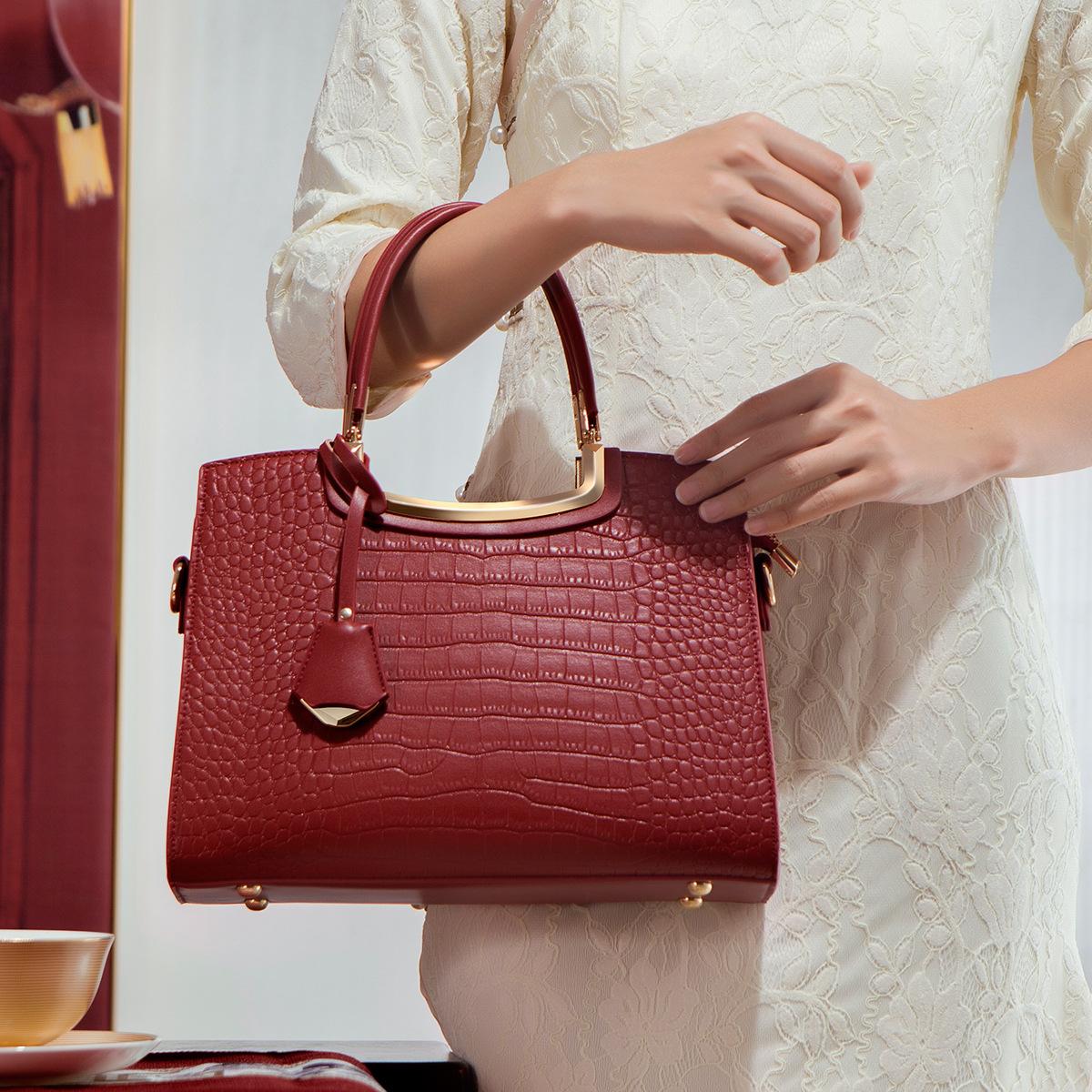 

Mom s bag 2024 summer new wedding bag, large-capacity tote bag, high-end feel, suitable for middle-aged and elderly, can be used daily красный