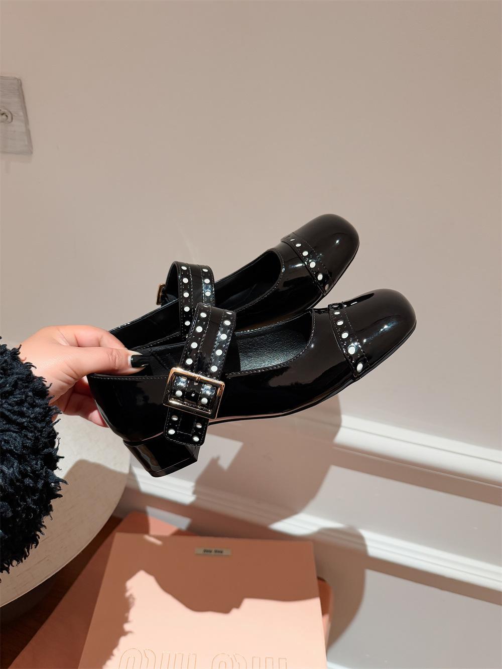 

Версия из коровьей кожи~ гравированная кожа толстый каблук туфли-лодочки с ремешком Мэри Джейн женские туфли маленькие кожаные туфли ladyshoes 40