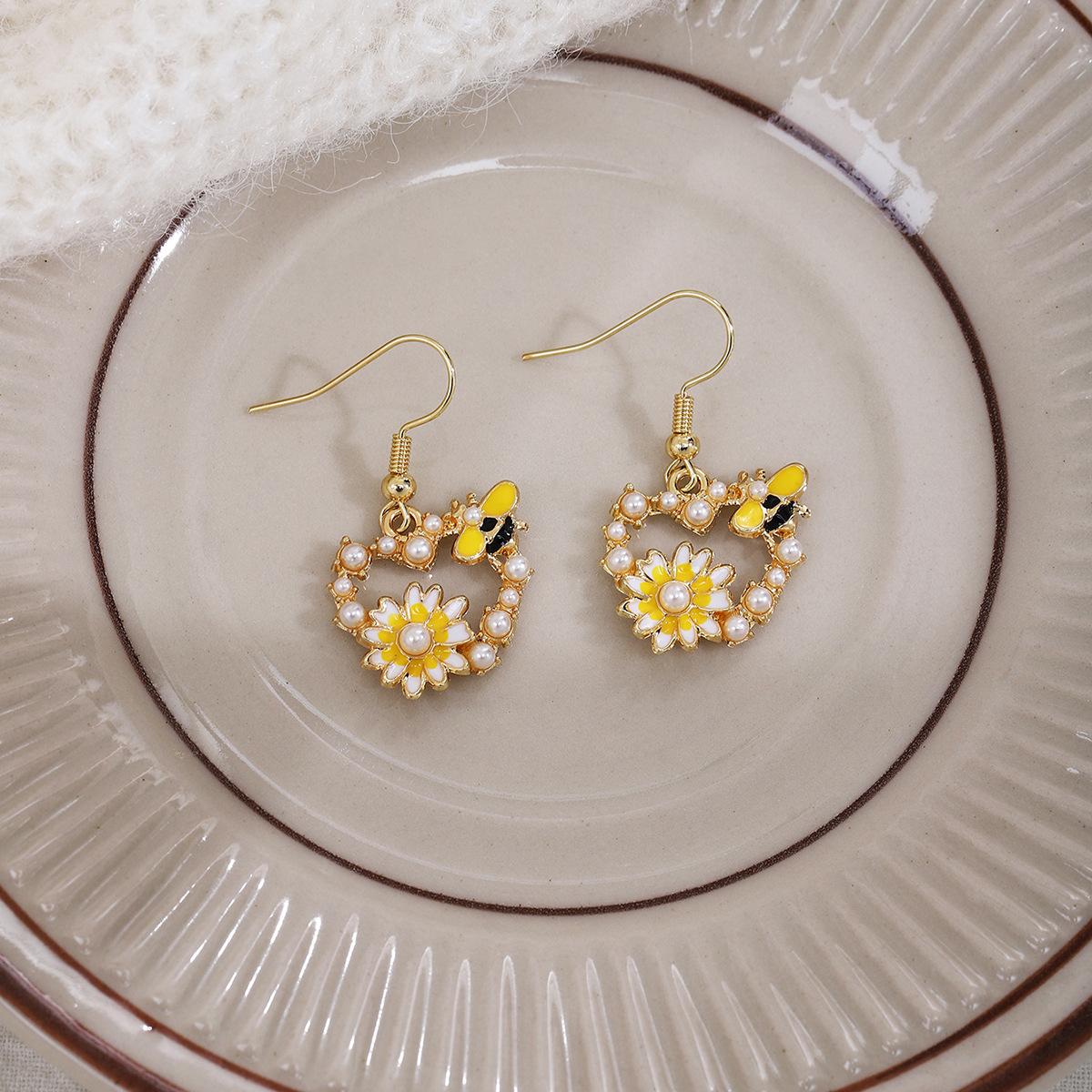 Mori Pastoral Love Hollow Pearl Small Daisy Earrings, High-End Bee Ear Hook Stud Earrings