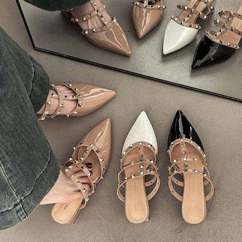 Pointed willow nails, high-heeled bag head slippers, women's summer fashion and casual temperament with skirts, high heels, and cool slippers outside.