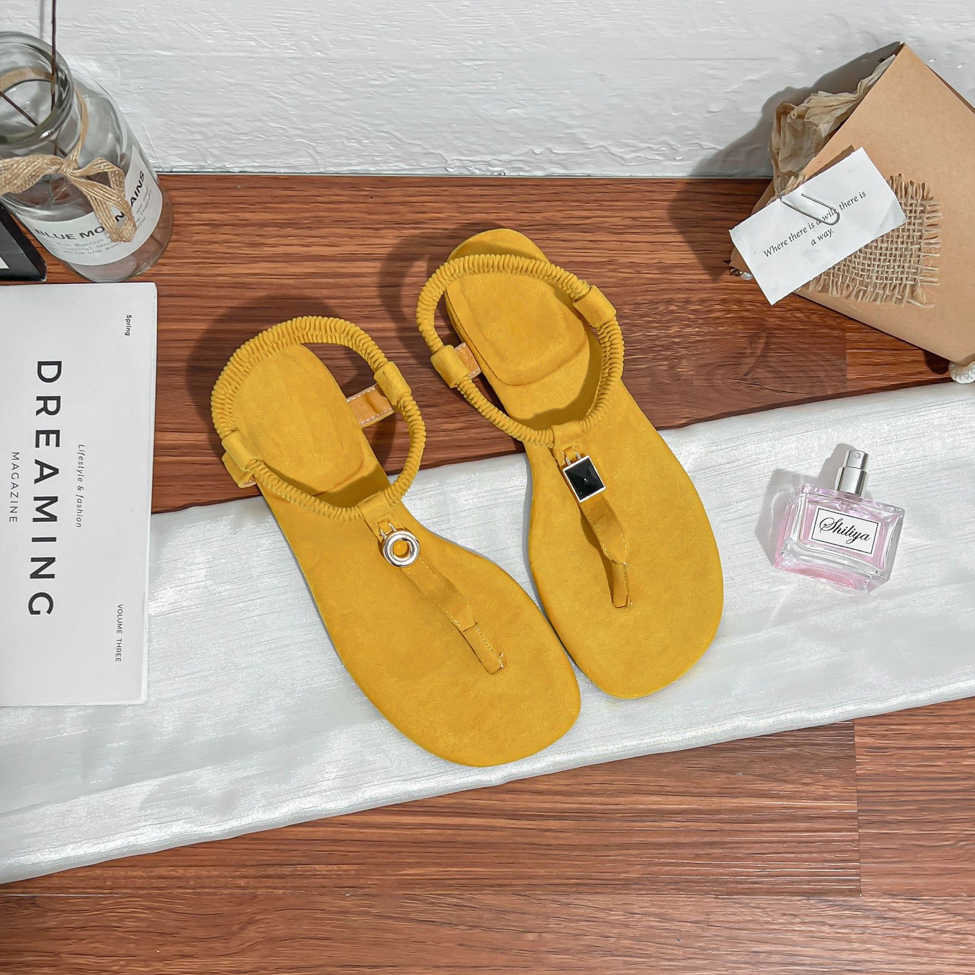 

Summer new thick heel flat-soled sandals women s 2025 French light luxury not tired feet fashionable outer wear T-word with cool slippers 39 жёлтый