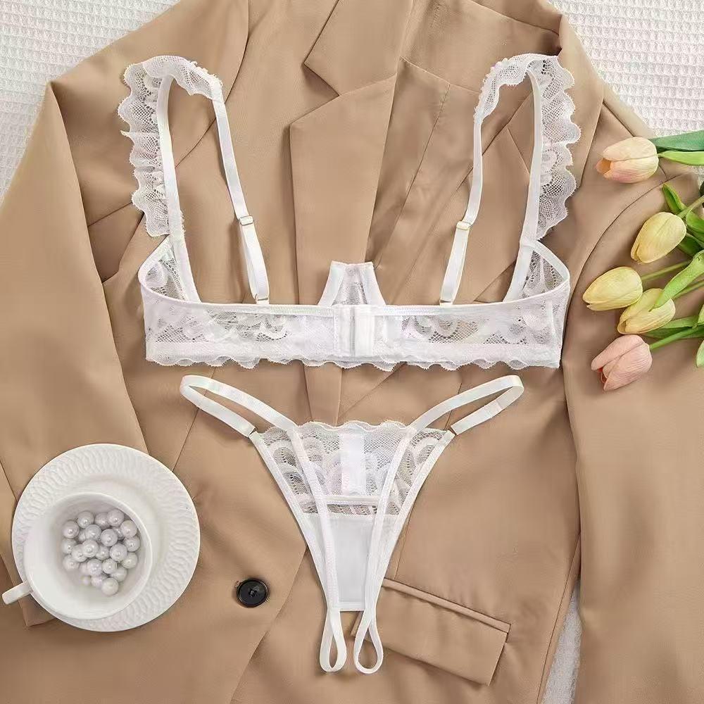 Blumen-Spitzen-Dessous-Set ohne Schritt: Zweiteiler mit Nippel-Enthüllung und sexy Cut-Out-Design
