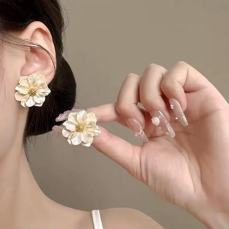 Boucles d'oreilles Fleur Géométrique Élégantes: Clous luxueux et polyvalents pour femmes