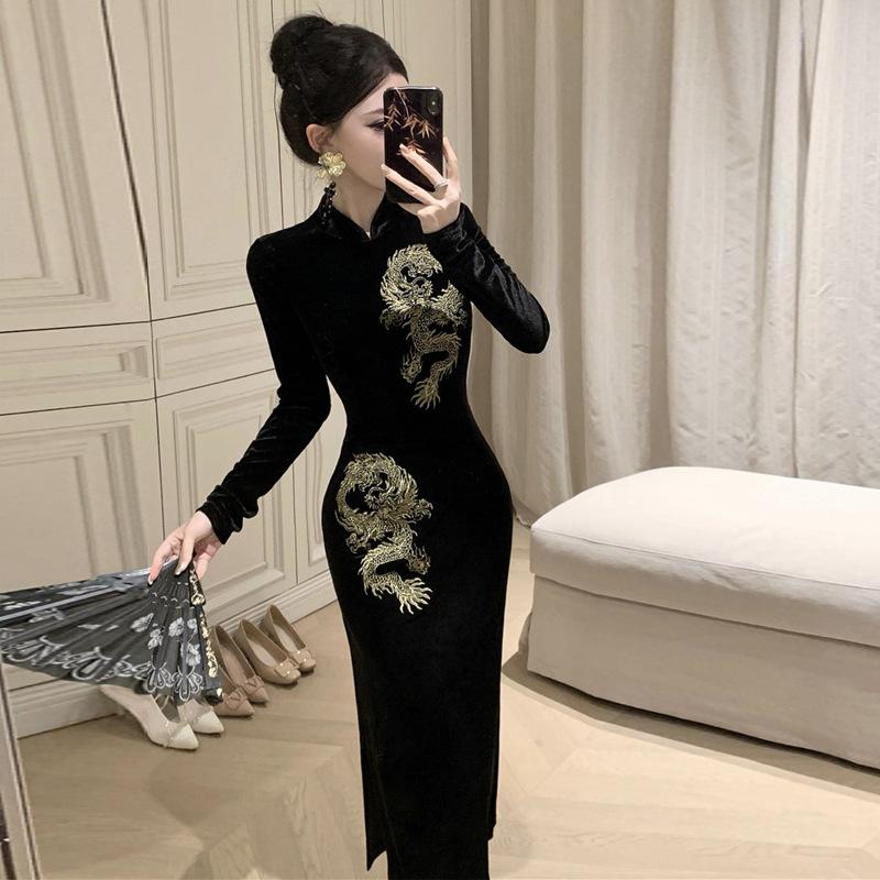 

Женское вышитое платье-чеонгсам в национальном стиле с разрезами по краям из бархата, облегающего покроя L