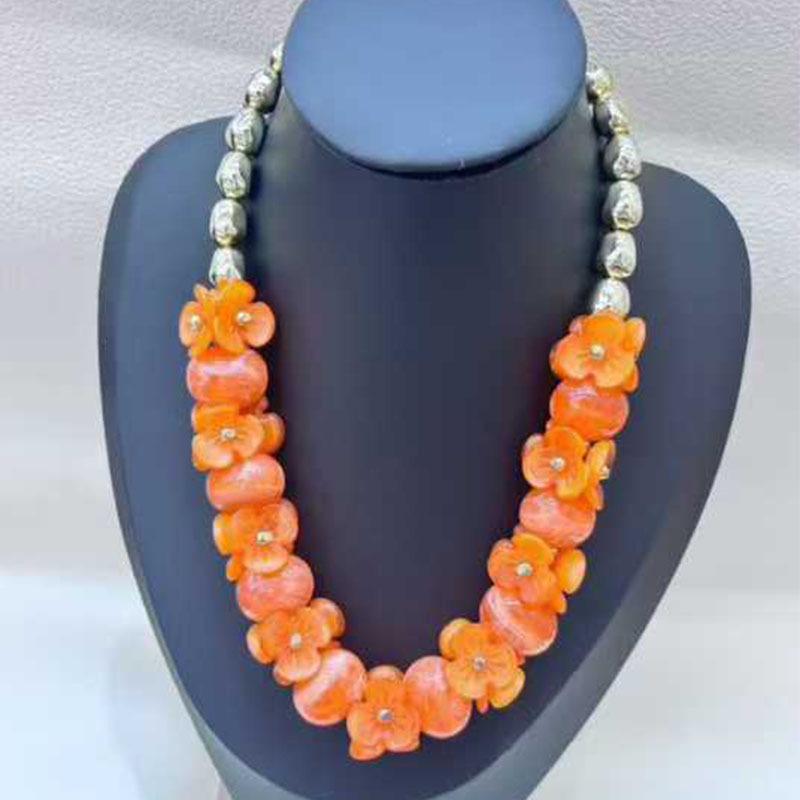 Retro Acrylic Floral Necklace: Bold European & American Design for Bridal Fashion