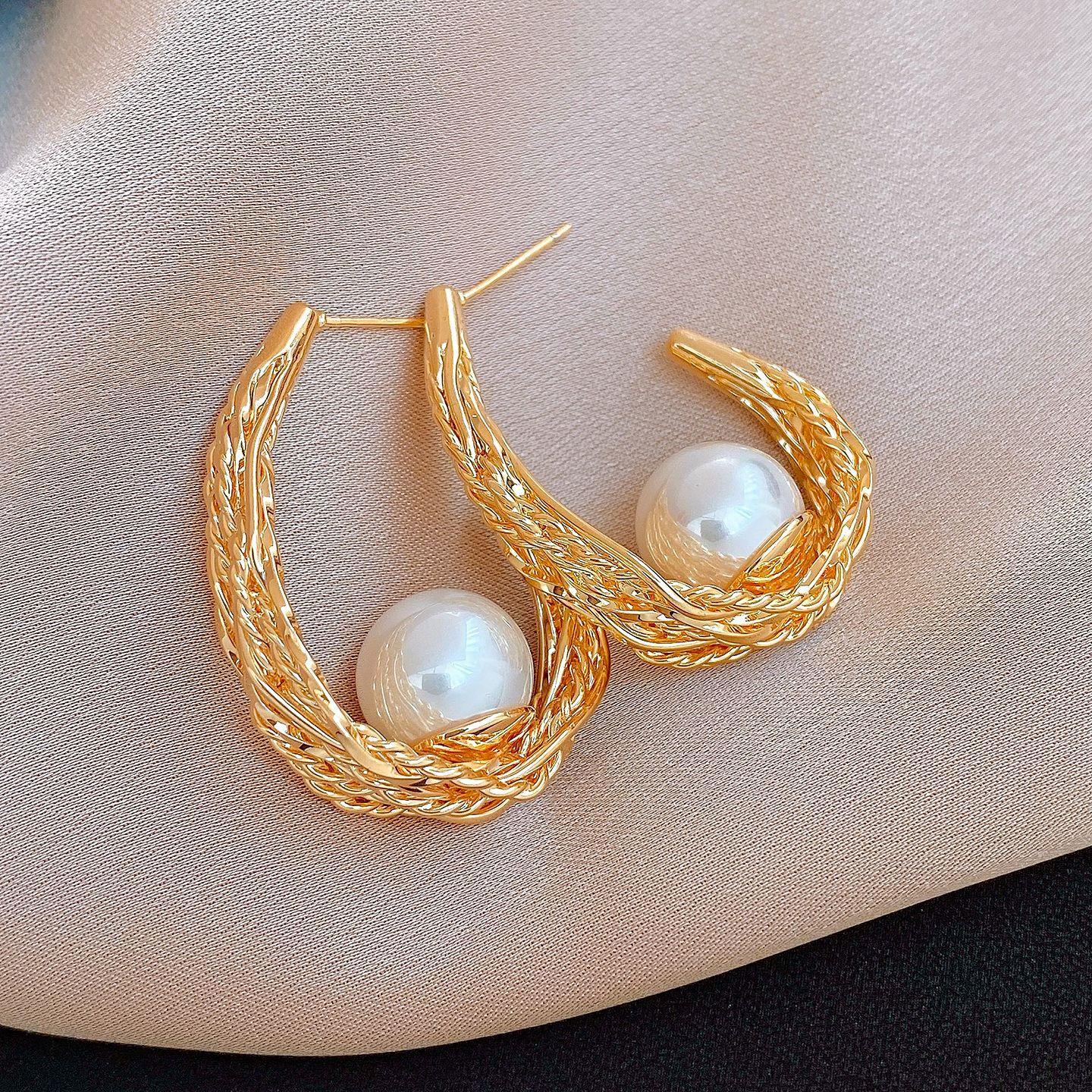 18k real gold electroplated European and American geometric oval pearl earrings, stud earrings, personalized earrings.