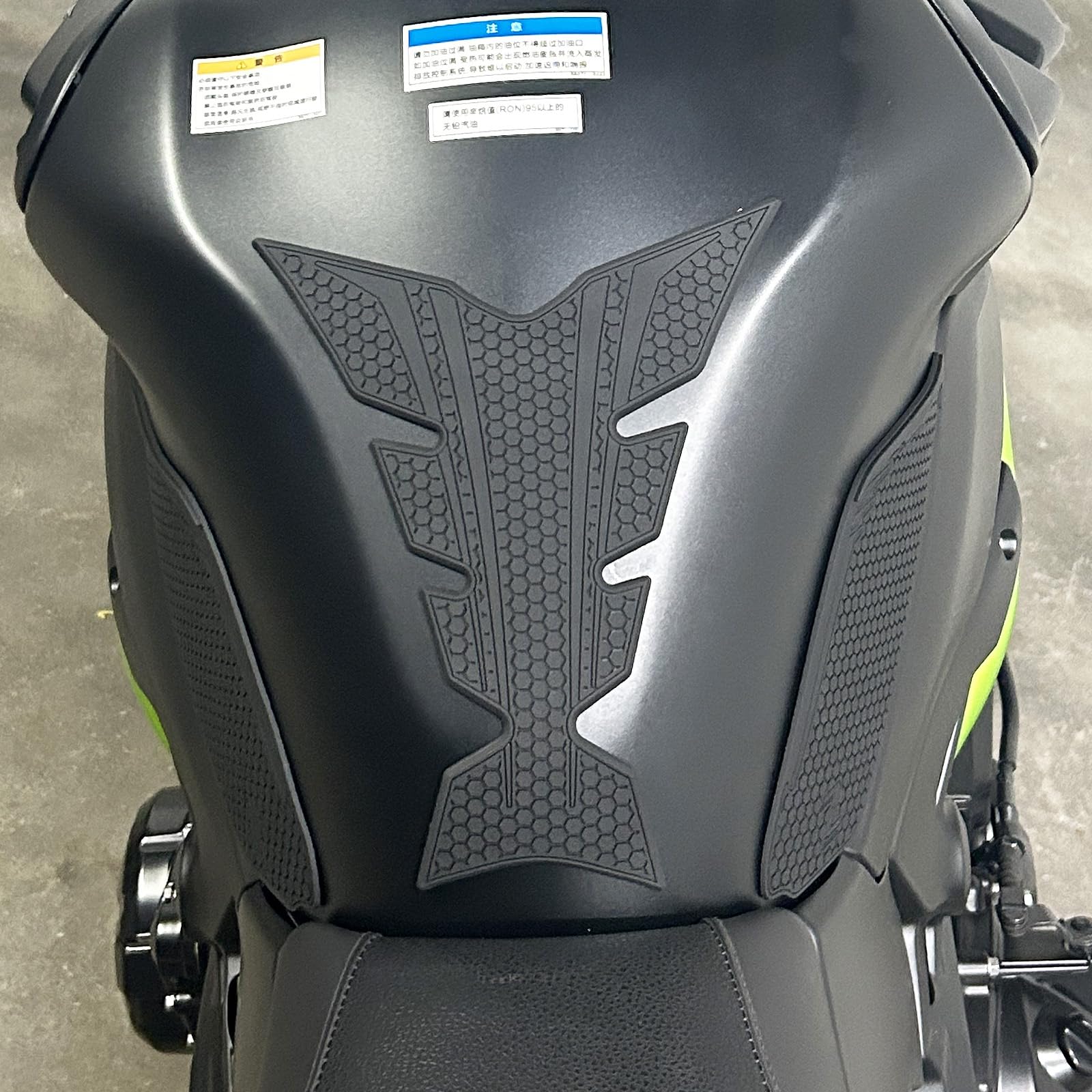 BYEMTTY Накладка на бак с противоскользящим покрытием Комплект Совместимо Kawasaki Z900 Накладка на бак 2017-2025 (черный) чёрный