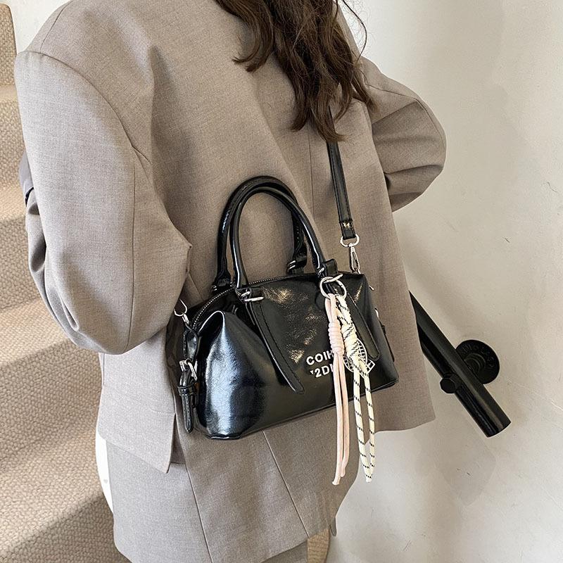 High-end foreign-style small bag women's 2025 new fashion versatile messenger bag popular portable Boston bag