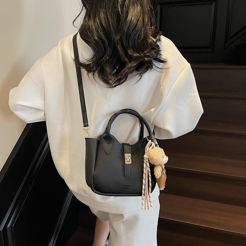 Advanced Sense of Foreign Style Small Bag Women 2025 New Fashion Versatile Messenger Bag Popular Handbag Bucket Bag