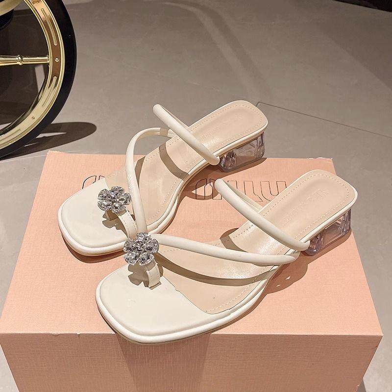 

Комплект женских тапочек летняя одежда 2025 новые стразы французский вечерний бриз темперамент нежная фея босоножки на толстом каблуке 35