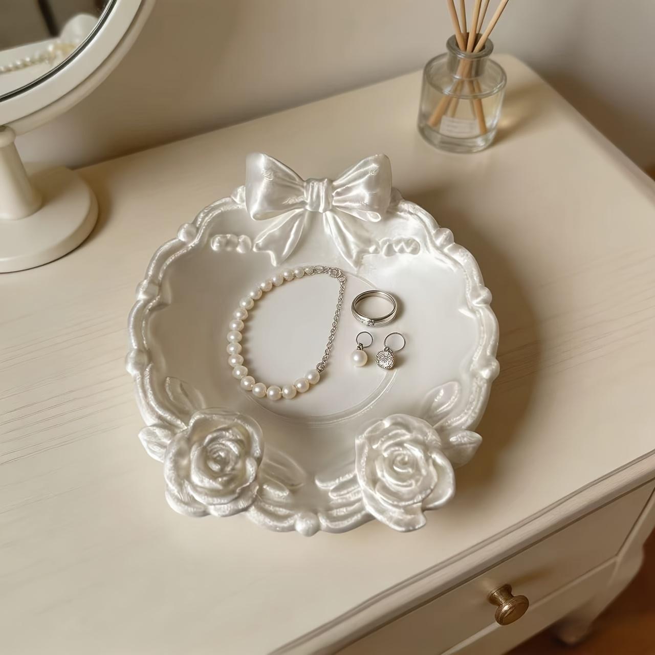 

1 шт. 3D-печатный лоток с жемчужно-белым бантом и розой, винтажный тисненый французский лоток для хранения ювелирных изделий в стиле легкой роскоши, декоративная тарелка для туалетного столика, розовый бант белый