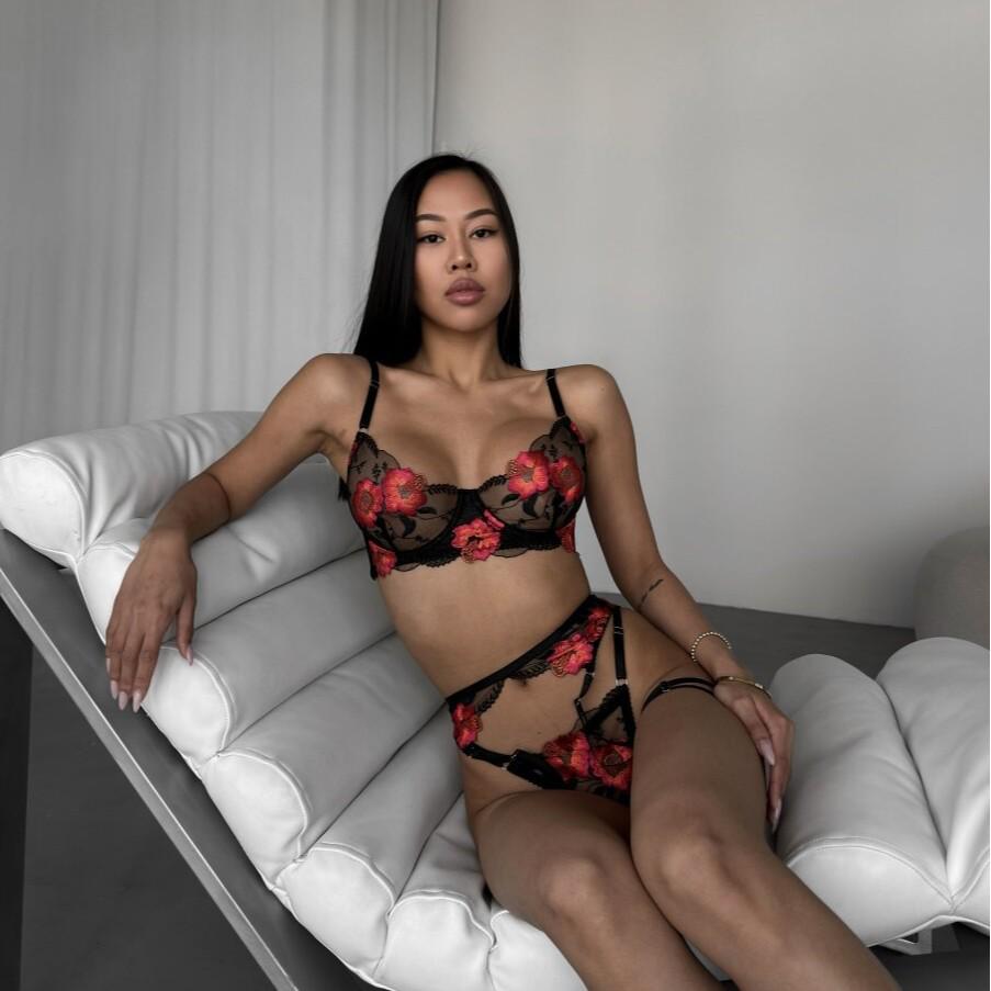 "Sexy European & American Mesh Lingerie Set: Ultra-Thin, Steel Ring Top Support with Floral Embroidery & Garters"