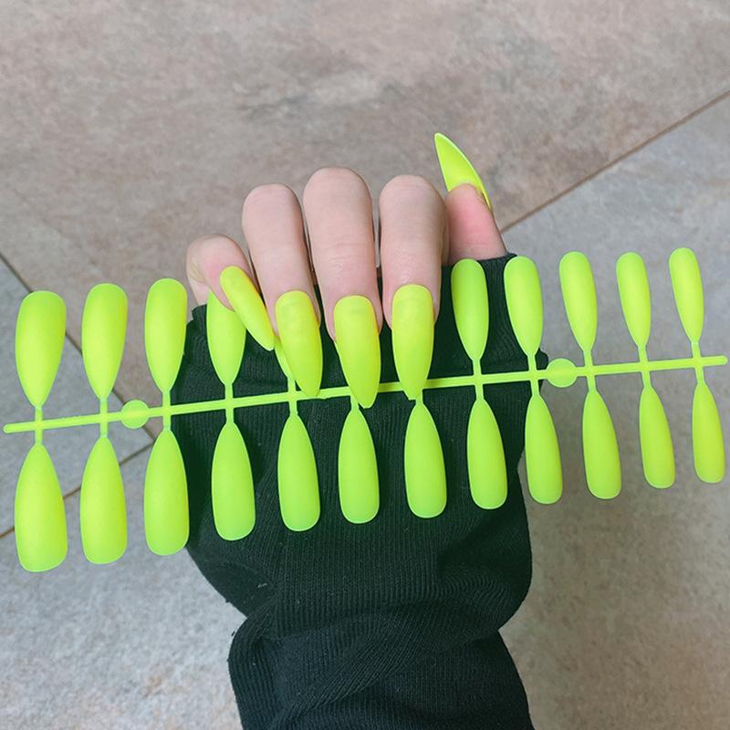 

24 шт./набір DIY Quick Nails Подовжені загострені матові одноколірні накладні нігті Багатокольорові смужки Готовий одяг Манікюр