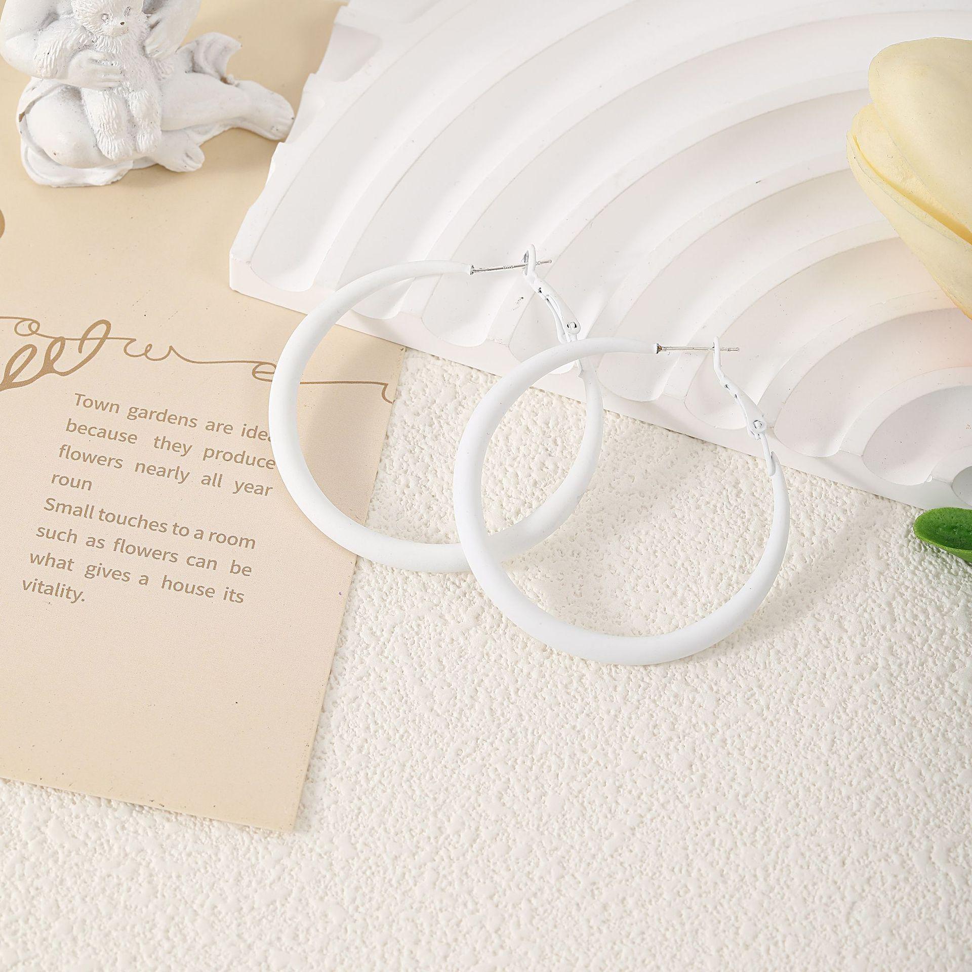 Красочные серьги-кольца: Смелый, простой дизайн с серебряными стрелками