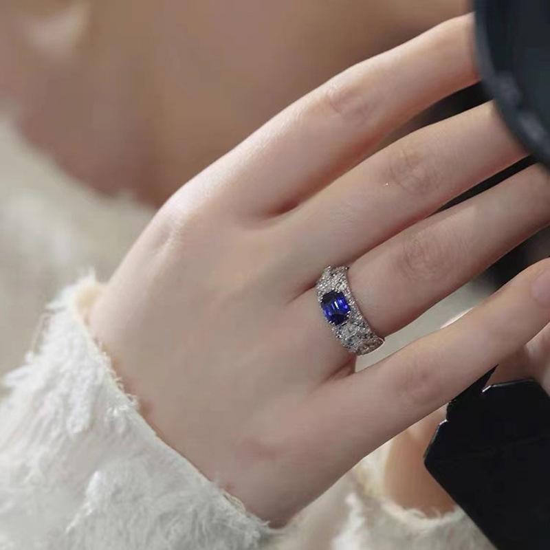 Design imitation sapphire ring, women's claws inlaid with high-end jewelry, hot-selling ring in Europe and America