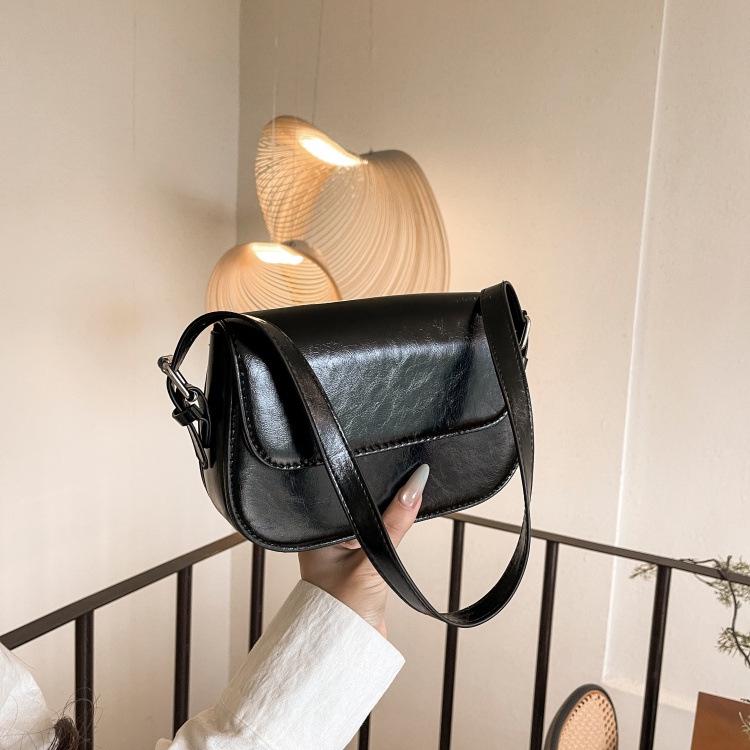 

2024 Women s Small Square Crossbody Bag: Solid Color, Retro Textured, Fashionable Underarm Shoulder Design чёрный