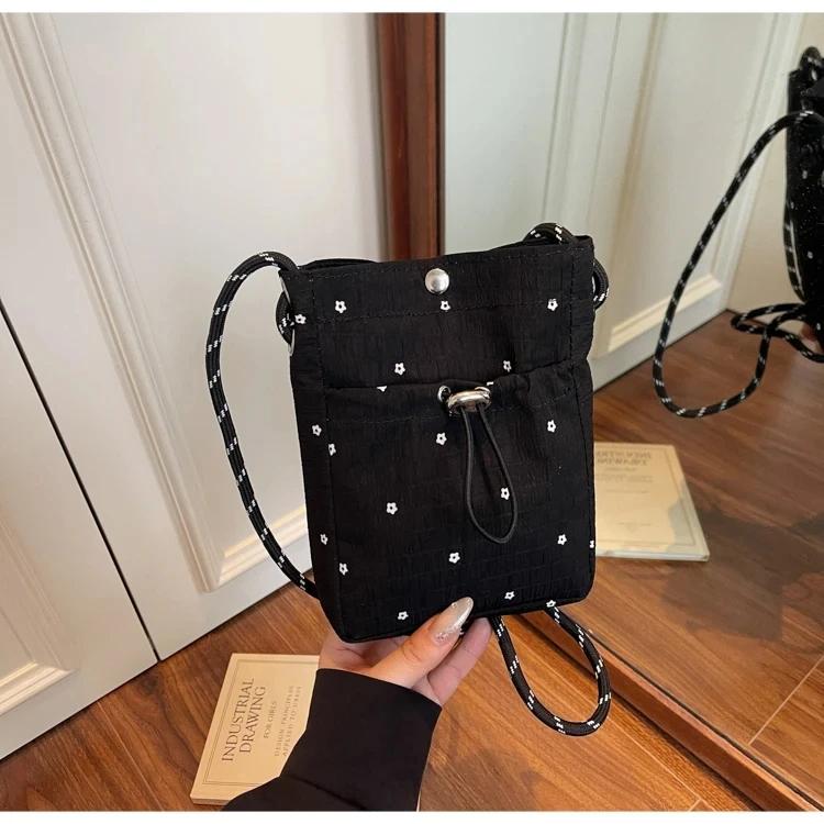 Korean Version Girls Folded Slant Lightweight Crossbody Bag INS Style Multi-Functional Shoulder Bag Mobile Phone Bag for Women чёрный