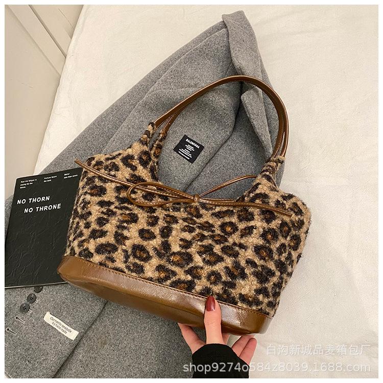

Plush leopard print messenger bag autumn and winter new high-end women s shoulder bag niche design fashion underarm bag коричневый