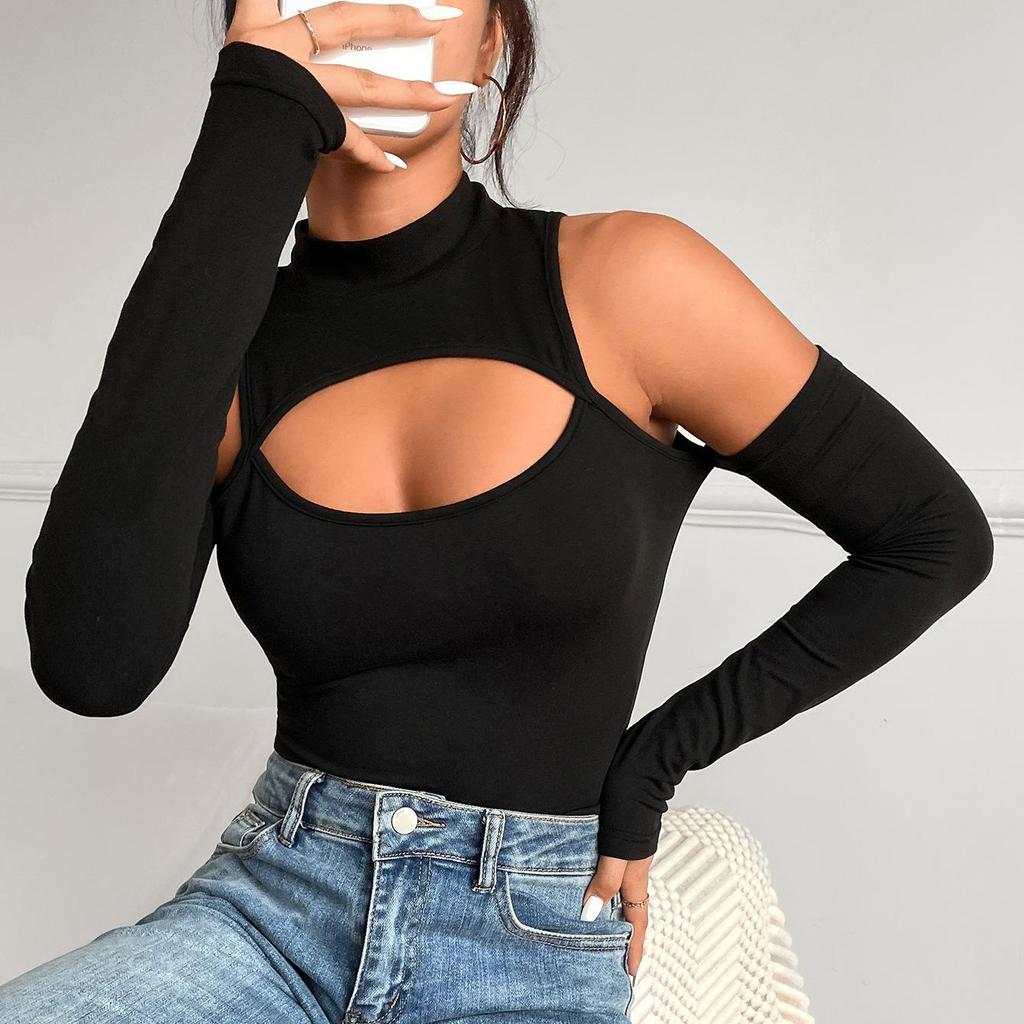Damen-Bodysuit, eng anliegend und sexy, offene Brustpartie, Shirt mit unregelmäßiger Aussparung, langärmeliger Slim Fit-Passform und schulterfreiem Jumpsuit