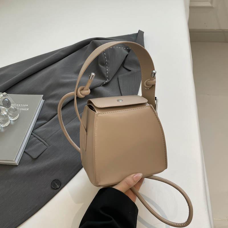 

Нишевая квадратная сумка-коробка ручной клади высокой ценности, женская, новая коллекция весна 2025, трендовая, с дизайном иностранной индивидуальности, на плечо, сумка-мессенджер