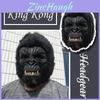 Spookachtige decoratie voor een spookhuis, inclusief een realistische gorilla-capuchon met masker voor Halloween.
