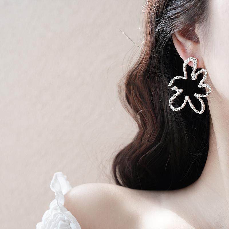 Pleated hollow flower earrings fashion minimalist style stud earrings light luxury high sense new versatile earrings