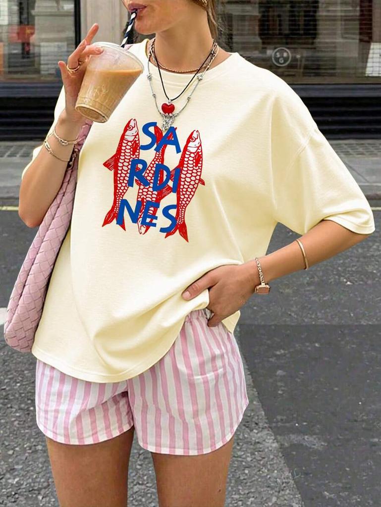 The Cartoon Sardine Letter Printed T-shirt Is a Casual and Versatile Top with a Style Suitable for Daily Neutral and Loose Wear