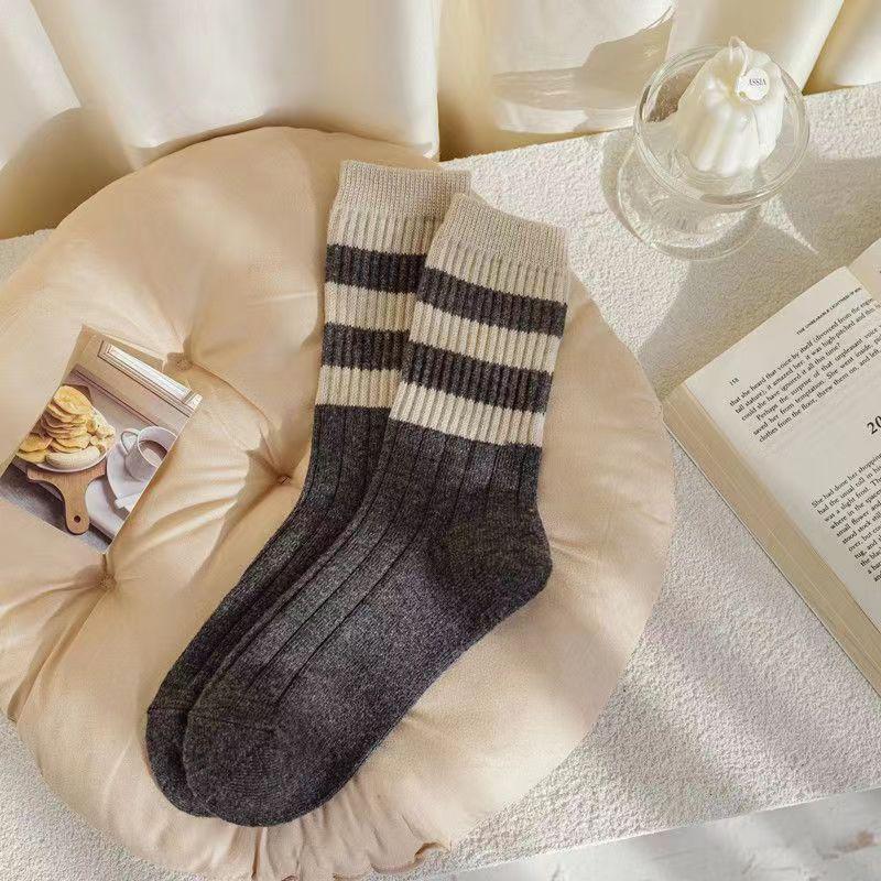 

Женские носки до середины икры в стиле Мори - Вдохновленные японским и корейским стилем, универсальные в стиле колледжа Wide Double Stripe - Single Pair серый