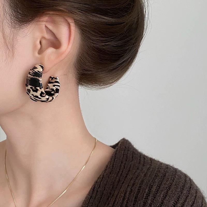 Trendy European & American Leopard Print Leather Hoop Earrings - Retro, High-End Light Luxury with Niche Personality