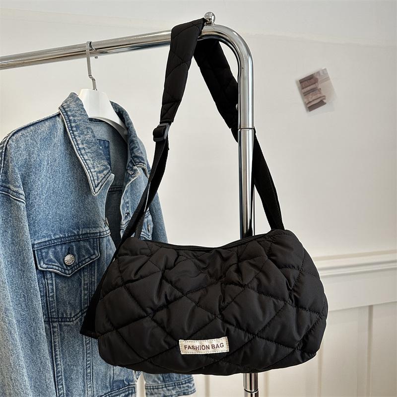 

Casual large-capacity bag women s autumn and winter popular versatile broadband messenger bag Korean version simple commuter shoulder pillow bag чорний