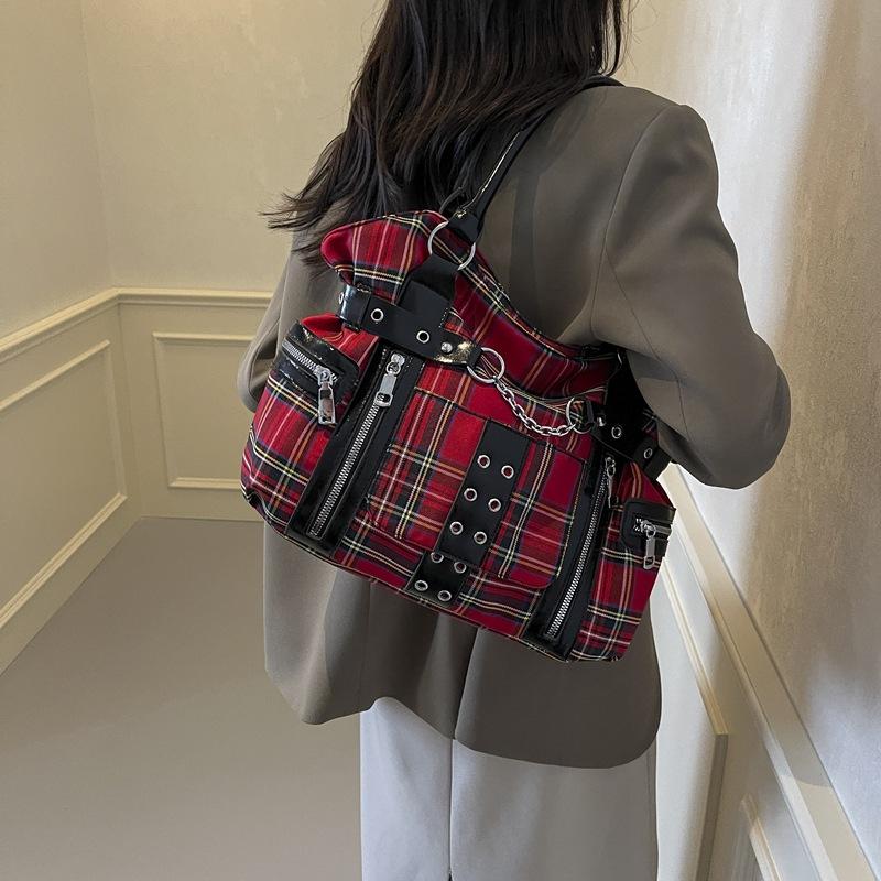 Dark Heavy Industry Rivet Tote Bag Niche Design Large Capacity Lattice One Shoulder Crossbody Bag Trend Locomotive Bag