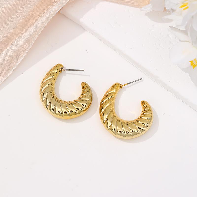 New product gold stud earrings light luxury retro geometric earrings feel fashionable and simple C-shaped gold stud earrings