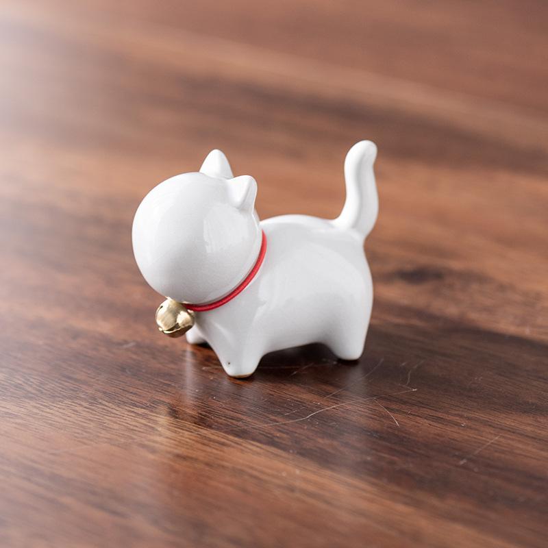 Eine kleine niedliche Katze im chinesischen Stil als Teehaustierfigur mit einem Keramik-Katzenpinselständer