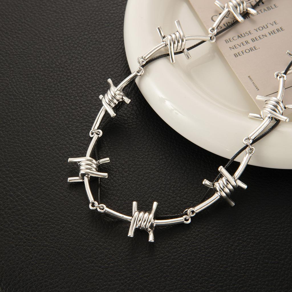 Dark Thorns Winding Rivet Necklace Light Luxury Personality Subculture Sweet Cool Babes Collarbone Chain Niche High-End Item Decoration