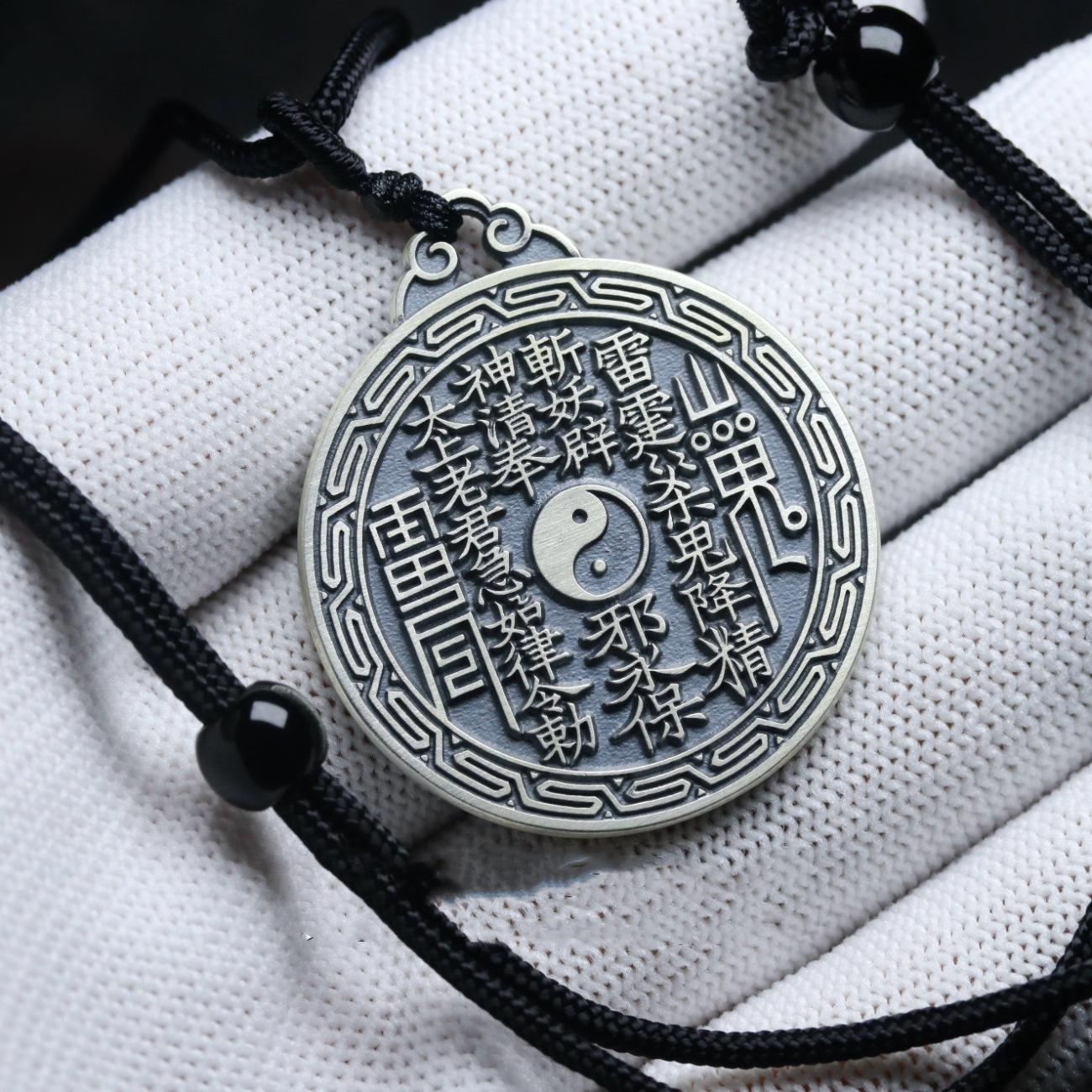 

Necklace Mountain Ghost Money Pendant Retro Bagua Hui Pattern Pendant Ancient French Ethnic Style Pendant 50CM(Necklace Size) срібний