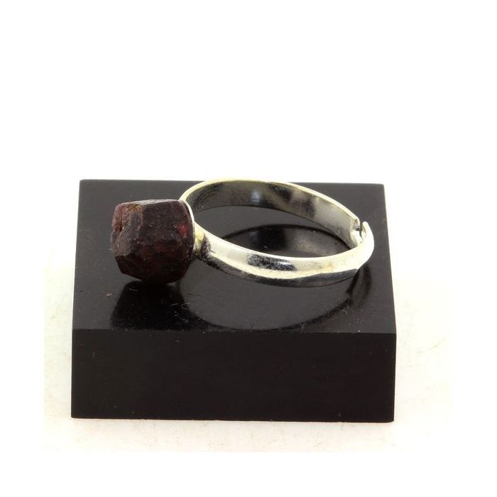 Pierres et Minéraux. Bague Grenat brut plaqué argent. 11.06 ct. Taille réglable.