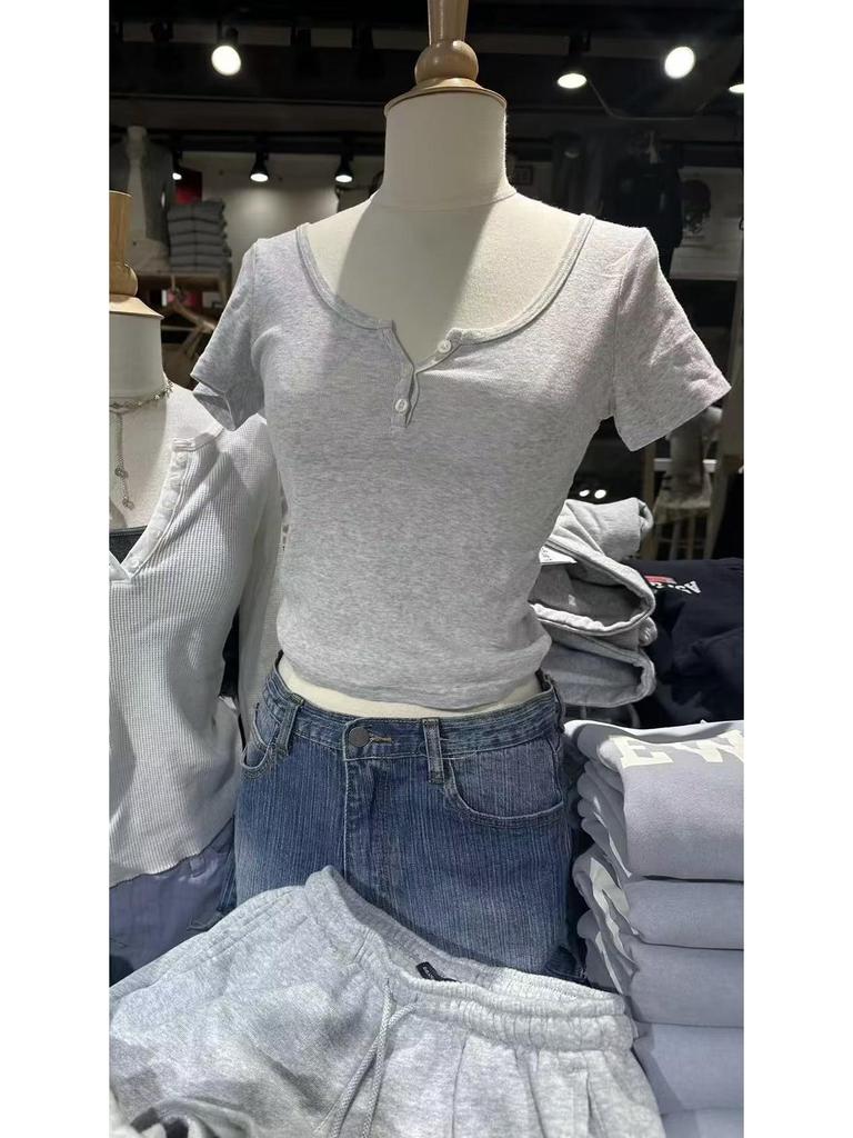 New American Retro Three-Button Slim-Fit Women's T-Shirt - Trendy BM Inspired Short-Sleeve Top