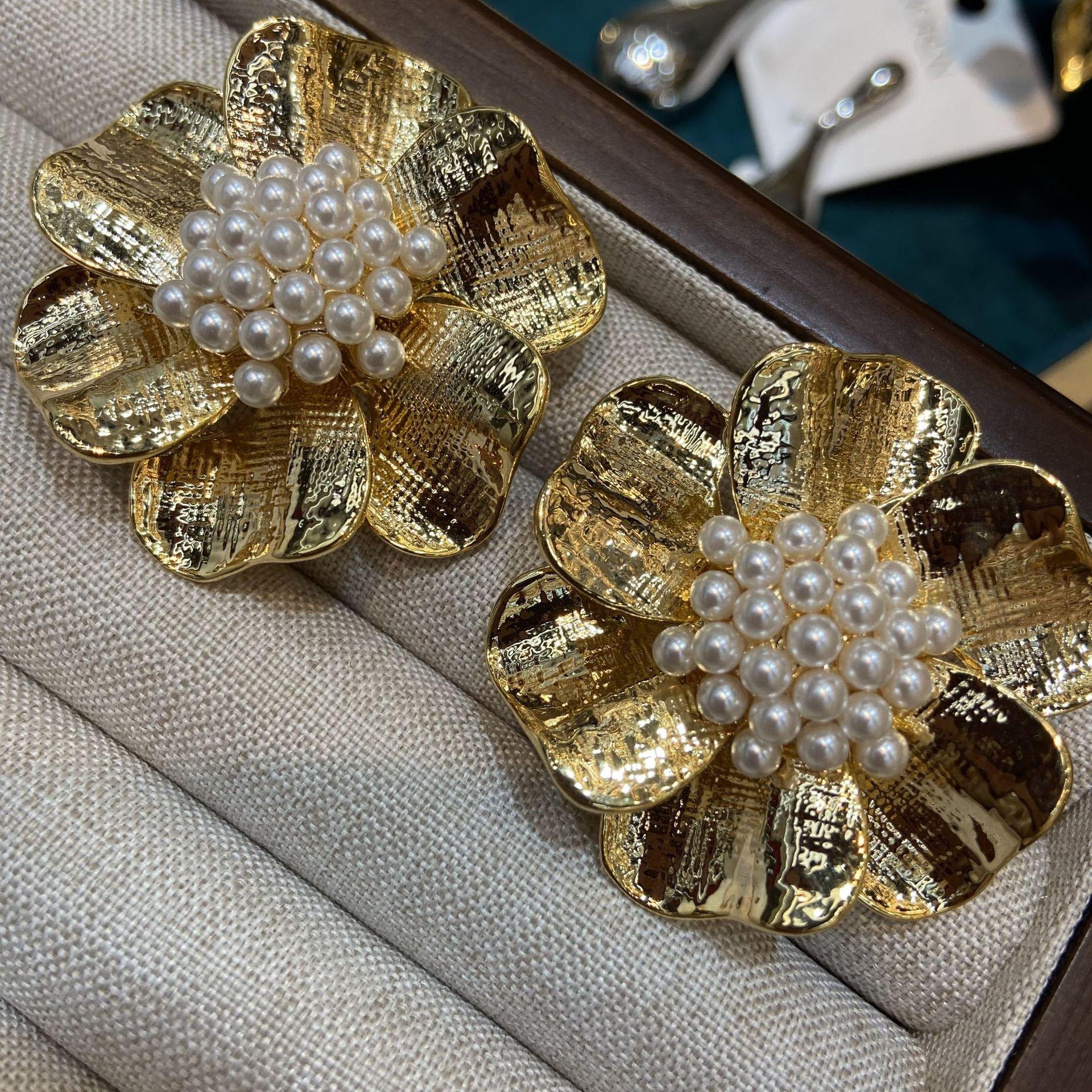 

High-End Exaggerated Metal Flower Earrings Women S Light Luxury Atmospheric Design Stud Earrings Retro Ear Jewelry
