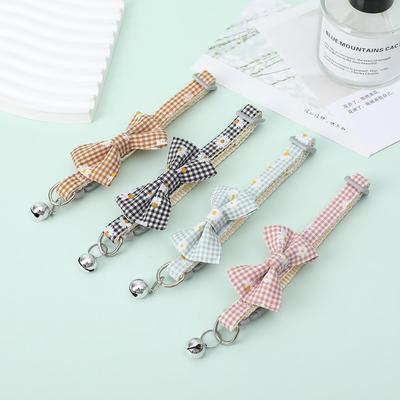 Kariertes Gänseblümchen-Schleifen-Haustierhalsband mit Glöckchen für Katzen & Hunde
