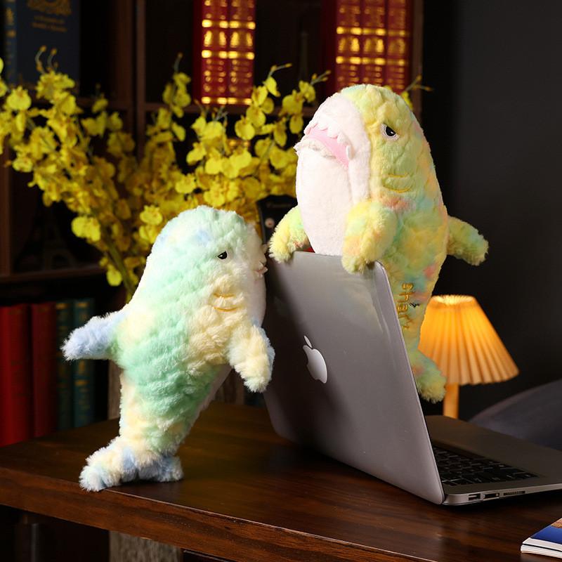 Tie-Dye-Hai-Stofftier für Kinder aus weichem, kurzem Plüschmaterial und zur Verwendung als Hochzeitsgeschenk